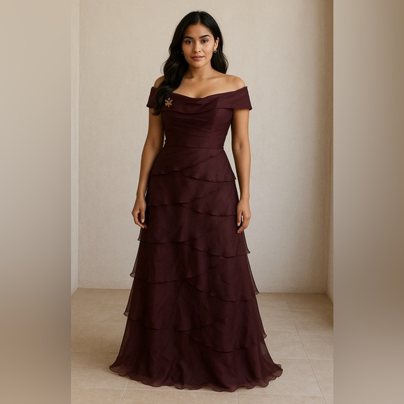 Elegant Strapless Plum Evening Gown - Picture 1 of 11